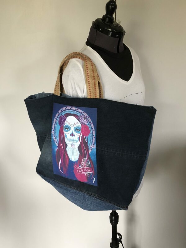 Grand Sac CABAS 01 en jean surcyclé et motif Lady Skull – Image 9