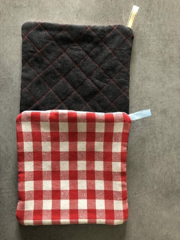 Lot de 2 Maniques : 1 en Jean NOIR upcyclé et tissu "carreaux Vichy" rouge et blanc + 1 en jean BLEU surcyclé et tissu Vichy rouge et blanc – Image 12