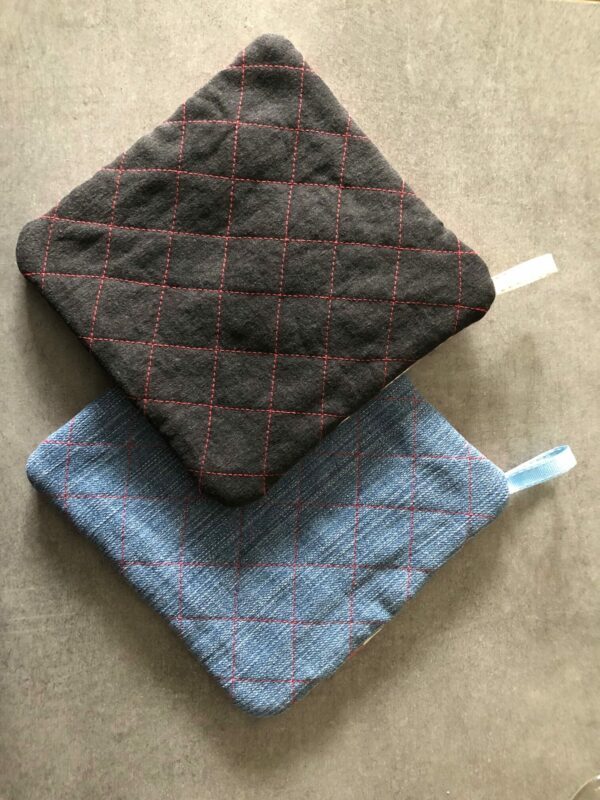 Lot de 2 Maniques : 1 en Jean NOIR upcyclé et tissu "carreaux Vichy" rouge et blanc + 1 en jean BLEU surcyclé et tissu Vichy rouge et blanc – Image 10