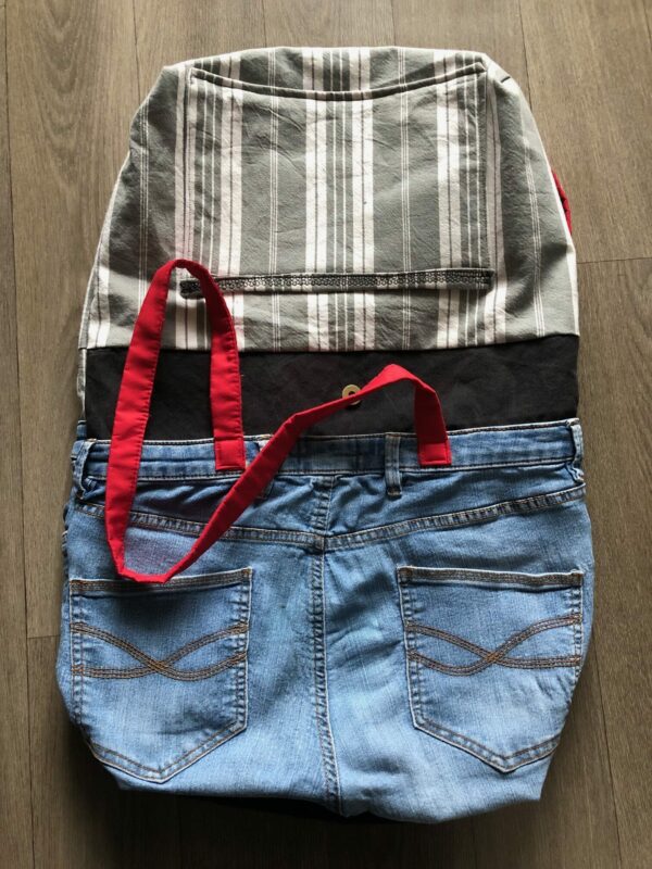 Grand Sac en jean bleu et noir ANSES rouges, portés épaules avec doublure en toile à matelas rayés écru et gris – Image 5