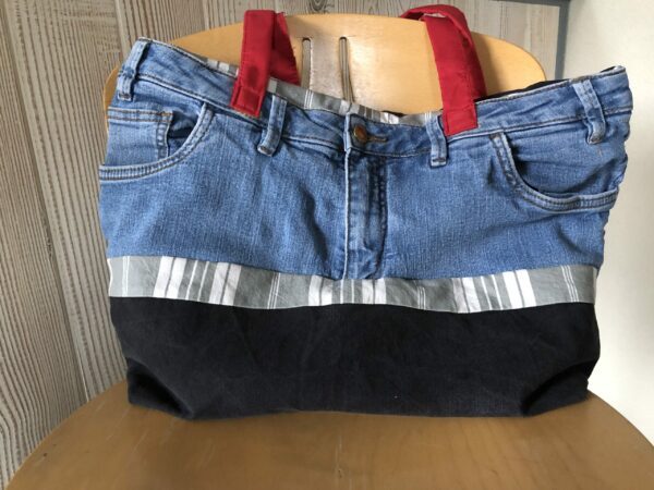 Grand Sac en jean bleu et noir ANSES rouges, portés épaules avec doublure en toile à matelas rayés écru et gris