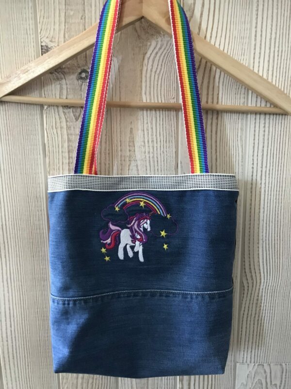 Petit Sac Licorne anses arc en ciel en jean bicolore rouge grenat et jean bleu – Image 2