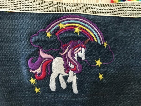 Petit Sac Licorne anses arc en ciel en jean bicolore rouge grenat et jean bleu – Image 8