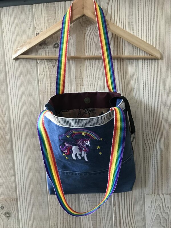 Petit Sac Licorne anses arc en ciel en jean bicolore rouge grenat et jean bleu – Image 9