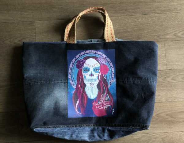 Grand Sac CABAS 01 en jean surcyclé et motif Lady Skull