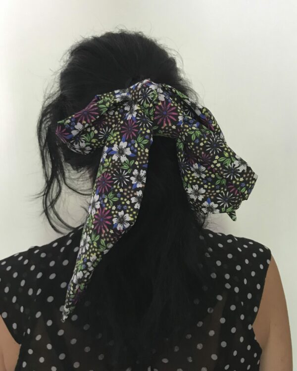 Long Foulard large à cheveux, motifs Fleurs fond noir, cravate