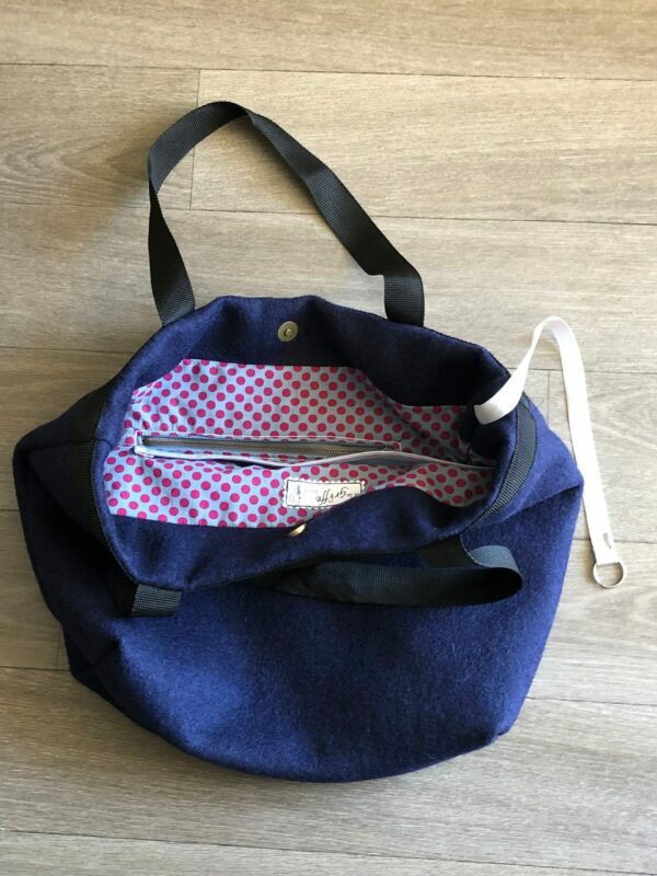 Grand Sac en Laine Bouillie Bleu Marine intérieur imprimé motif petits pois rouge bordeaux fond bleu clair