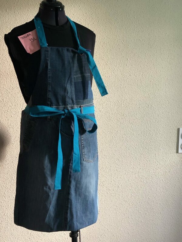 Tablier en jean Numéro 03 > Tablier en Jean bleu avec doublure en draps anciens revalorisés, teintés en bleu – Image 2