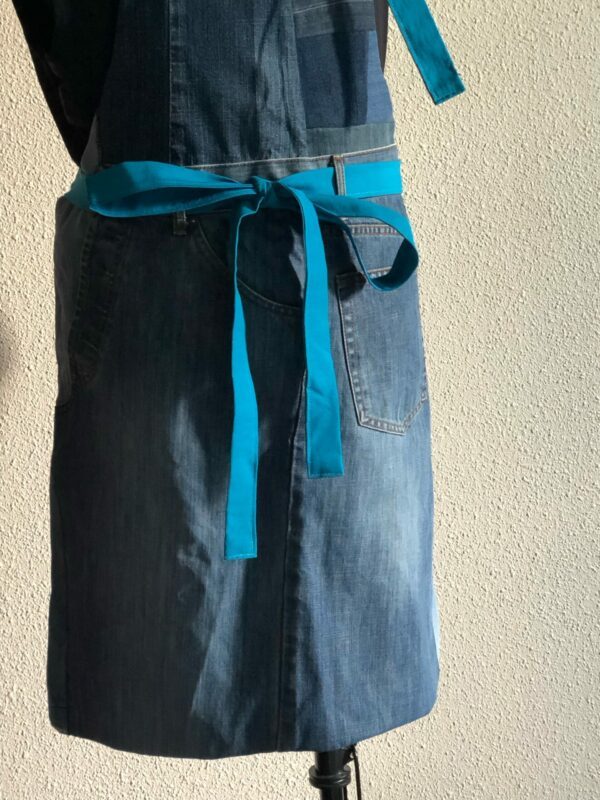 Tablier en jean Numéro 03 > Tablier en Jean bleu avec doublure en draps anciens revalorisés, teintés en bleu – Image 3