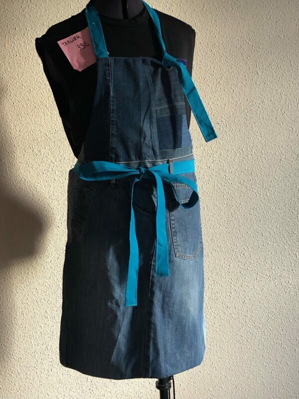 Tablier en jean Numéro 03 > Tablier en Jean bleu avec doublure en draps anciens revalorisés, teintés en bleu – Image 5