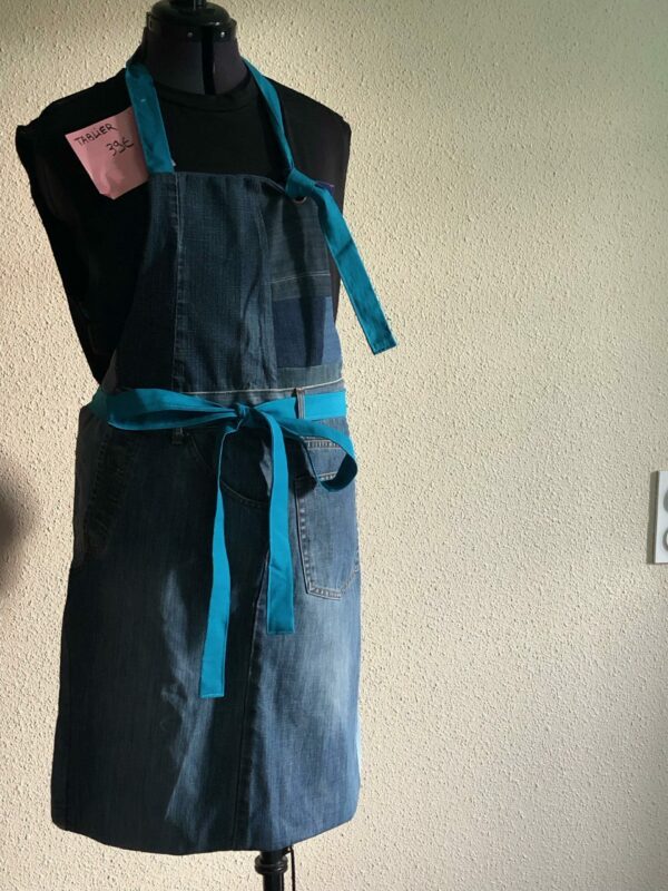 Tablier en jean Numéro 03 > Tablier en Jean bleu avec doublure en draps anciens revalorisés, teintés en bleu – Image 6